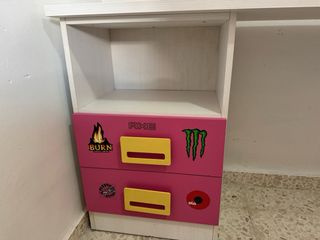 Escritorio blanco y rosa con cajones