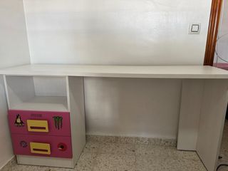 Escritorio blanco y rosa con cajones