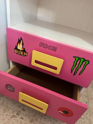 Escritorio blanco y rosa con cajones