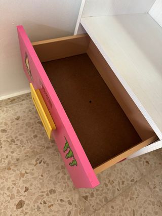 Escritorio blanco y rosa con cajones