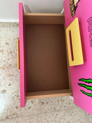 Escritorio blanco y rosa con cajones