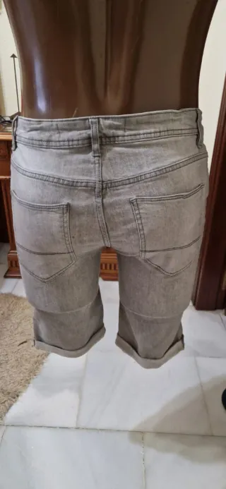 Pantalón corto gris