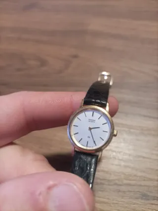 Reloj Ricoh Quartz Dorado