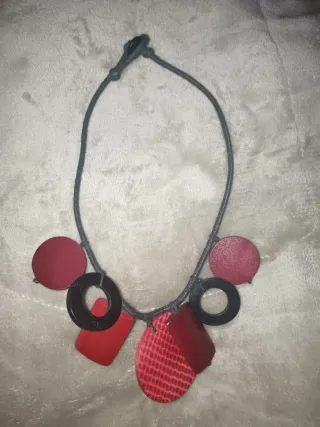 Collar de madera rojo y negro
