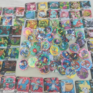 Colección de cartas y juguetes Pokémon