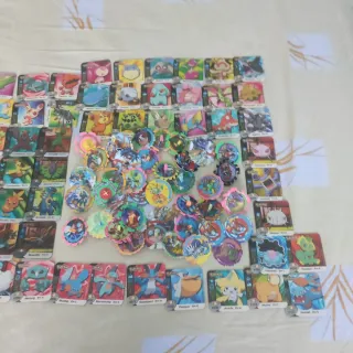 Colección de cartas y juguetes Pokémon