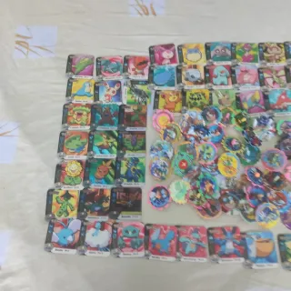 Colección de cartas y juguetes Pokémon