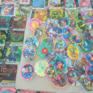 Colección de cartas y juguetes Pokémon