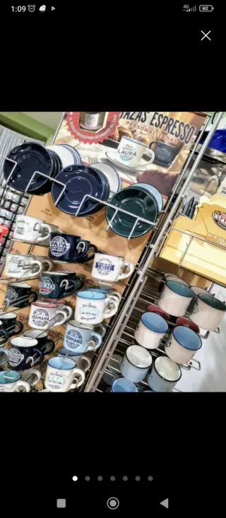 Tazas de café expreso y platos