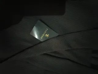 Traje raya diplomática negro y corbata roja