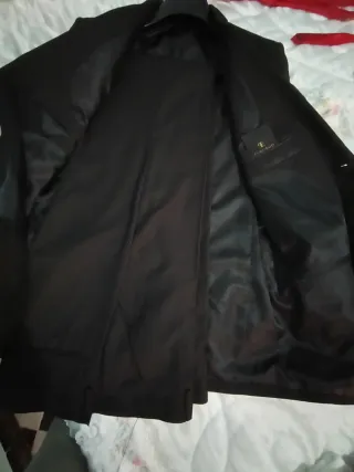 Traje raya diplomática negro y corbata roja