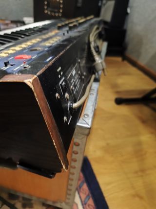 Sintetizador Korg Polysix con MIDI