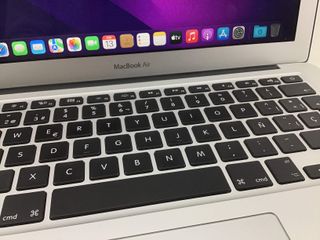 portatil apple apple macbook air core i5 1.8 13 (2017) (a1466)