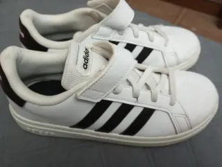 Tenis Adidas Blancos y Negros talla 34