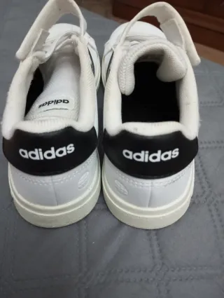 Tenis Adidas Blancos y Negros talla 34