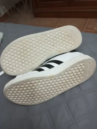 Tenis Adidas Blancos y Negros talla 34