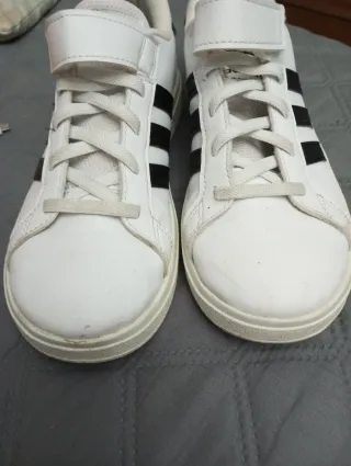Tenis Adidas Blancos y Negros talla 34