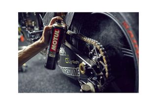 kit limpiador y lubricante motul para ca 29EA