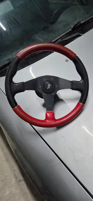 Volante deportivo rojo y negro