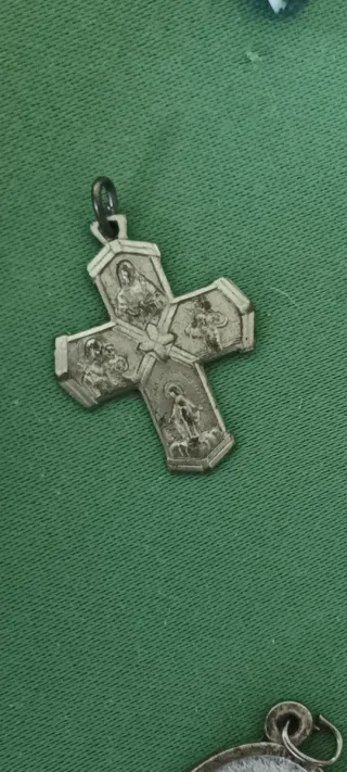 Cruz de cuatro vías plateada