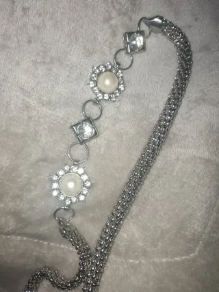 Cinturón plateado con perlas y diamantes