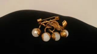 Broche antiguo latón y bolas blancas