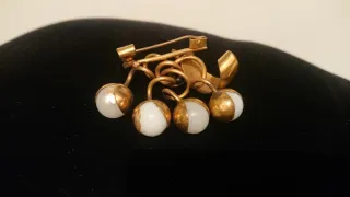 Broche antiguo latón y bolas blancas