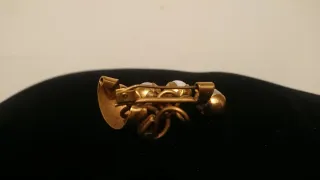 Broche antiguo latón y bolas blancas