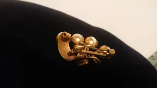 Broche antiguo latón y bolas blancas