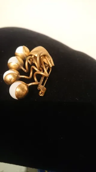 Broche antiguo latón y bolas blancas