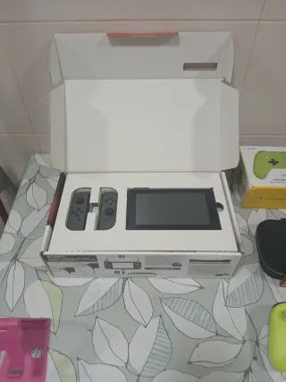 Nintendo Switch con caja y accesorios