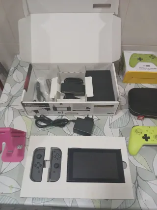Nintendo Switch con caja y accesorios