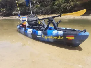 Kayak de pesca a pedales con accesorios