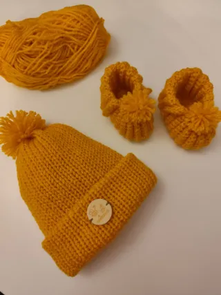 Conjunto gorro e botinhas bebé amarelo
