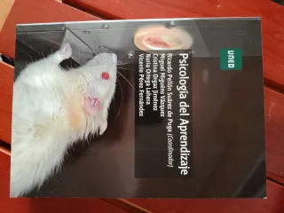 Libros de Primero y de Segundo de psicología UNED