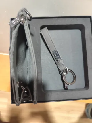Cartera y llavero BOSS gris