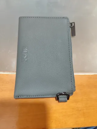 Cartera y llavero BOSS gris