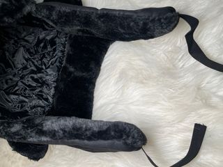 Gorro estilo ruso tipo ushanka en color negro roja