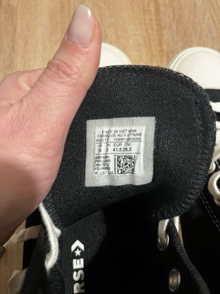 Converse negras con tachuelas