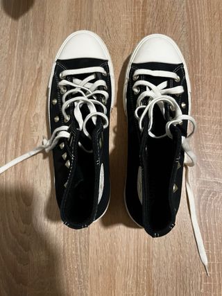 Converse negras con tachuelas