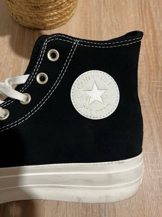 Converse negras con tachuelas