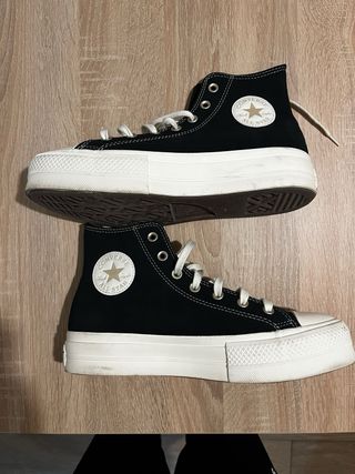 Converse negras con tachuelas