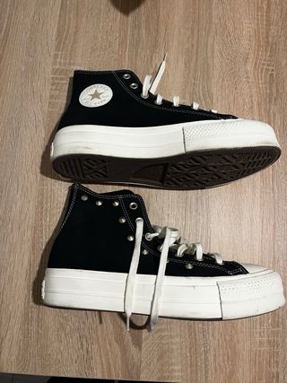 Converse negras con tachuelas