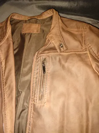 Cazadora símil cuero marrón