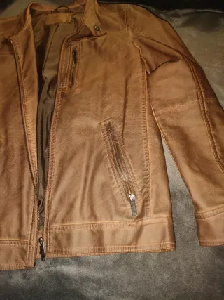 Cazadora símil cuero marrón