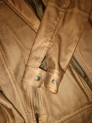 Cazadora símil cuero marrón