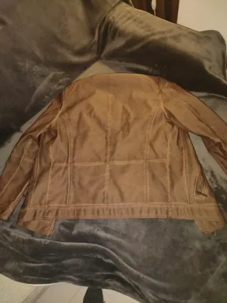 Cazadora símil cuero marrón