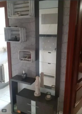 Recibidor moderno gris con espejo