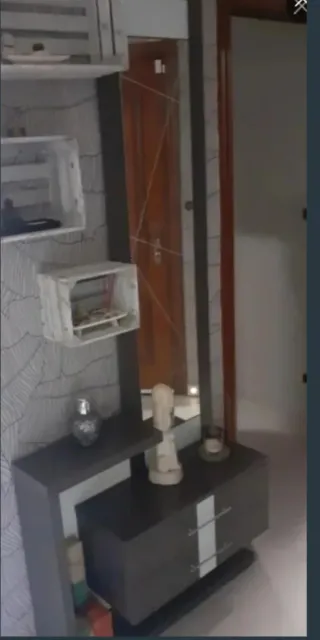 Recibidor moderno gris con espejo