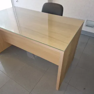 Escritorio Ikea color haya con tapa cristal